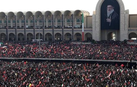سی ان ان: صدها هزار نفر در گرما در روز دوم مراسم تشییع رهبر شهید ایران شرکت کردند