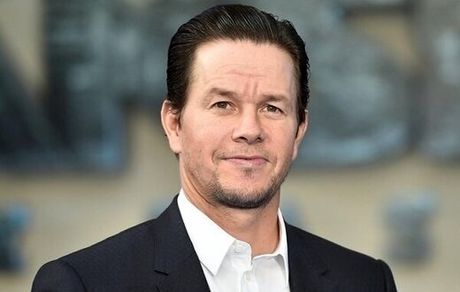 مارک والبرگ پا جای پای جیمز باند می‌گذارد