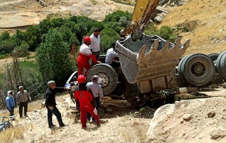 واژگونی تریلی ۱۸ چرخ، یک فوتی برجای گذاشت