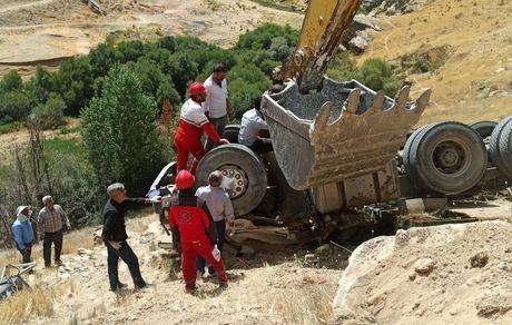واژگونی تریلی ۱۸ چرخ، یک فوتی برجای گذاشت
