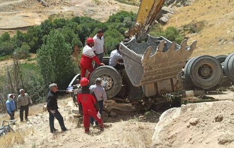 واژگونی تریلی ۱۸ چرخ، یک فوتی برجای گذاشت