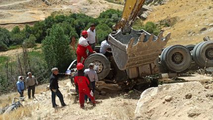 واژگونی تریلی ۱۸ چرخ، یک فوتی برجای گذاشت