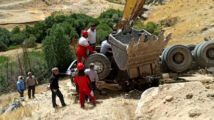 واژگونی تریلی ۱۸ چرخ، یک فوتی برجای گذاشت