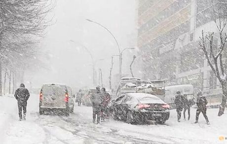 بحران بارش شدید برف در ژاپن / ۱۱۰ متر برف بارید و حرکت قطارها مختل شد