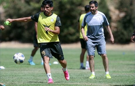 بازیکن استقلال: کمک کردند، پرسپولیس قهرمان شود