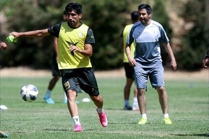 بازیکن استقلال: کمک کردند، پرسپولیس قهرمان شود