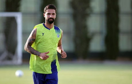 تمدید قرارداد مدافع استقلال