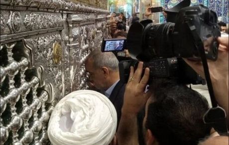 رئیس جمهور وارد قم شد و به زیارت حرم حضرت معصومه (س) رفت