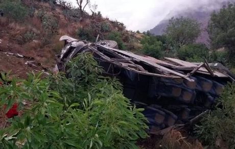 سقوط اتوبوسی در پرو به دره ۲۰۰ متری با ده‌ها کشته