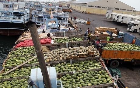 غرق شدن شناور ایرانی با ۱۷ کانتینر میوه در خلیج فارس