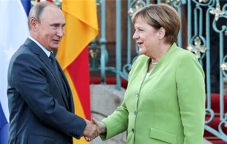 دعوت پوتین از مرکل برای سفر به روسیه در پی شهادت سردار سلیمانی