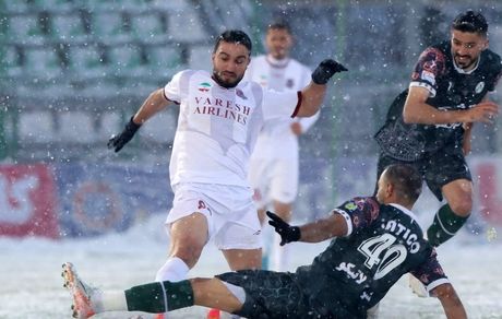 گاف مسئولین برگزاری اصفهان تساوی ذوب آهن مقابل نساجی با توپ سفید در زمین برفی!