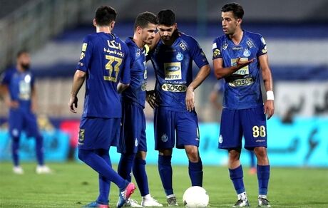 مصدومیت ۲ بازیکن استقلال پیش از آغاز بازی برابر پرسپولیس/ عکس