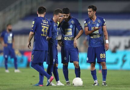 مصدومیت ۲ بازیکن استقلال پیش از آغاز بازی برابر پرسپولیس/ عکس