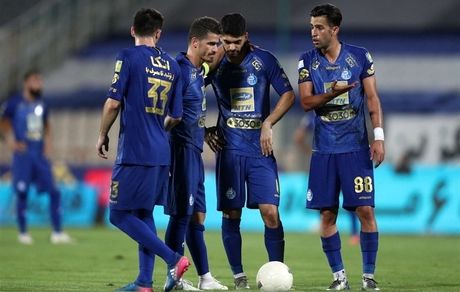 مصدومیت ۲ بازیکن استقلال پیش از آغاز بازی برابر پرسپولیس/ عکس