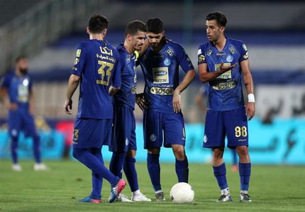 مصدومیت ۲ بازیکن استقلال پیش از آغاز بازی برابر پرسپولیس/ عکس