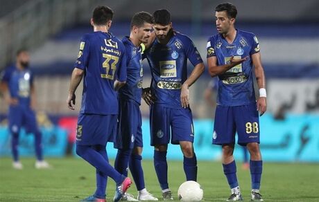 مصدومیت ۲ بازیکن استقلال پیش از آغاز بازی برابر پرسپولیس/ عکس
