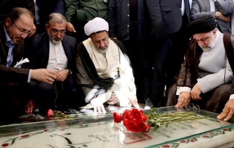 رئیس جمهور در مزار شهید سلیمانی و گلزار شهدای کرمان حضور یافت