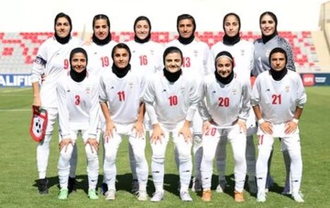 سرمربی تیم ملی بانوان: مجری تلویزیون فضا را علیه ما کرد / بابت نتایج عذرخواهی می‌کنیم