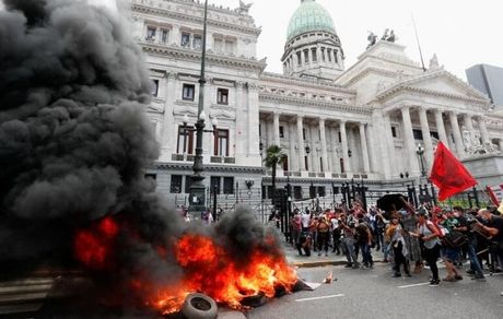 تظاهرات مردم در آرژانتین آغاز شد / دلیل: فقر، تورم و گرانی