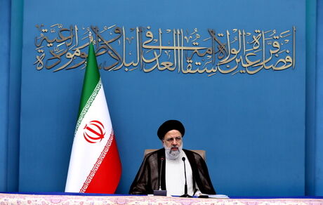 اتخاذ تدابیر لازم برای گسترش پوشش بیمه‌ای اقلام دارویی و کاهش هزینه دارو در سبد خانوار/ قدردانی از پرستاران در صیانت از جان مردم بویژه در ایام شیوع کرونا
