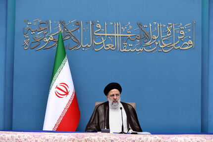 اتخاذ تدابیر لازم برای گسترش پوشش بیمه‌ای اقلام دارویی و کاهش هزینه دارو در سبد خانوار/ قدردانی از پرستاران در صیانت از جان مردم بویژه در ایام شیوع کرونا