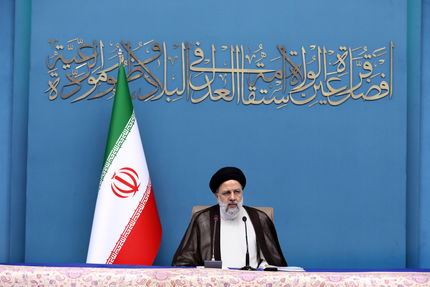 اتخاذ تدابیر لازم برای گسترش پوشش بیمه‌ای اقلام دارویی و کاهش هزینه دارو در سبد خانوار/ قدردانی از پرستاران در صیانت از جان مردم بویژه در ایام شیوع کرونا