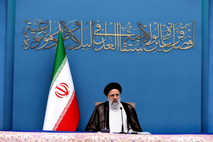 اتخاذ تدابیر لازم برای گسترش پوشش بیمه‌ای اقلام دارویی و کاهش هزینه دارو در سبد خانوار/ قدردانی از پرستاران در صیانت از جان مردم بویژه در ایام شیوع کرونا