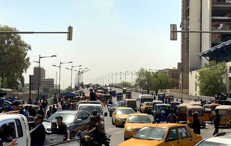 آغاز خروج حامیان صدر از منطقه سبز بغداد/ منع آمد و شد در عراق لغو شد