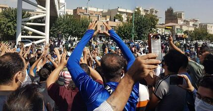 تجمع هواداران معترض استقلال مقابل مجلس