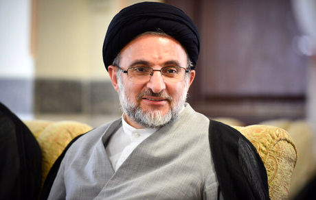 بلندترین پرچم‌های دفاع از انقلاب باید در بقاع متبرکه برافراشته شود