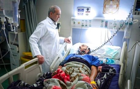 بازدید رئیس جمهور از مجروحان جنایات جنگی اخیر