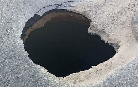 فرونشست ۴ متری در اصفهان / علت: ترکیدگی لوله آب