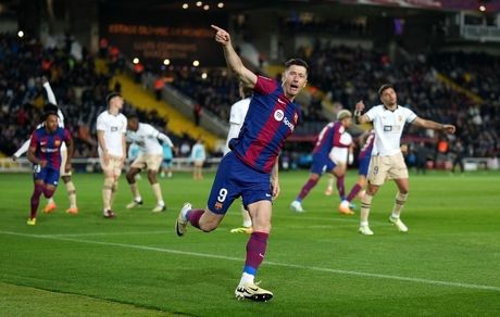 برد پرگل بارسلونا مقابل والنسیا با هت‌تریک لواندوفسکی / قهرمانی رئال یک هفته دیگر عقب افتاد