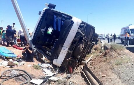 دو کشته و ۲۵مصدوم در واژگونی اتوبوس