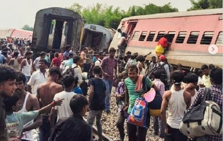 ۲ کشته در حادثه خروج قطار مسافربری از ریل در هند