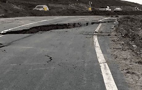 رانش زمین، بخشی از جاده خلخال به اسالم را تخریب کرد