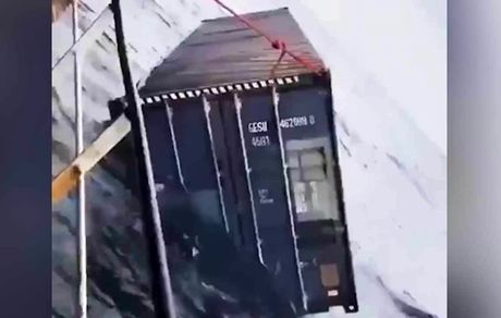 کانتینر پر آیفون۱۲ در دریا! / ویدئو