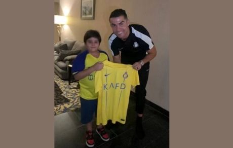 کودک مشتاق با رونالدو دیدار کرد