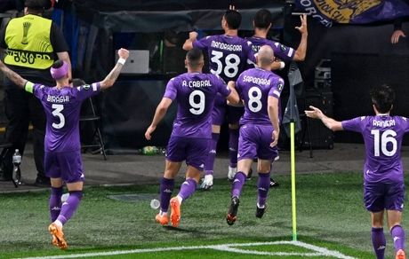 فیورنتینا، ناپولی را در هم کوبید