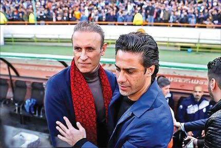 عکس یادگاری مجیدی و گل محمدی با تصویر هوادار مرحوم استقلال / عکس 