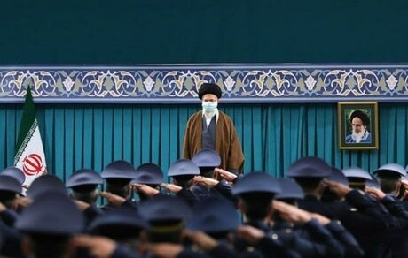 احترام نظامی رهبر انقلاب در دیدار با فرماندهان نیروی هوایی و پدافندی ارتش