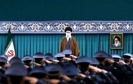 احترام نظامی رهبر انقلاب در دیدار با فرماندهان نیروی هوایی و پدافندی ارتش