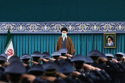 احترام نظامی رهبر انقلاب در دیدار با فرماندهان نیروی هوایی و پدافندی ارتش