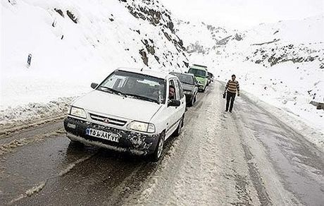 
بارش برف در محورهای شش استان/ لزوم تردد با زنجیر چرخ
