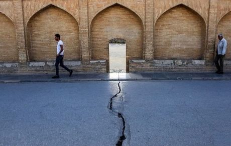 تخلیه کامل یک شهرک مسکونی و ۴٠ مدرسه به دلیل فرونشست در اصفهان