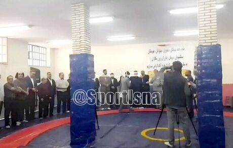 سالن عجیب کشتی با دو ستون در وسط افتتاح شد / رییس هیات کشتی لرستان: هماهنگی نشده است