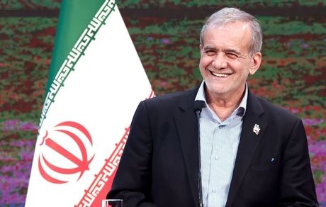 رئیس جمهور از بوشهری‌ها تشکر داد و وعده تکمیل راه آهن بوشهر را داد