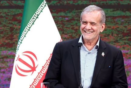 رئیس جمهور از بوشهری‌ها تشکر داد و وعده تکمیل راه آهن بوشهر را داد
