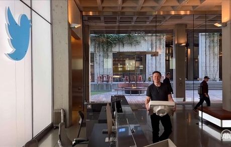 ایلان ماسک توییتر را خرید و با سینک به دفتر مرکزی رفت! + ویدئو